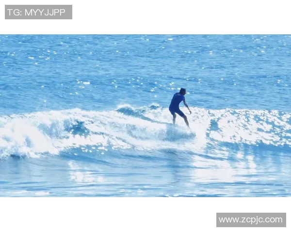 足球明星在海浪中尽显风采高清冲浪瞬间尽收眼底