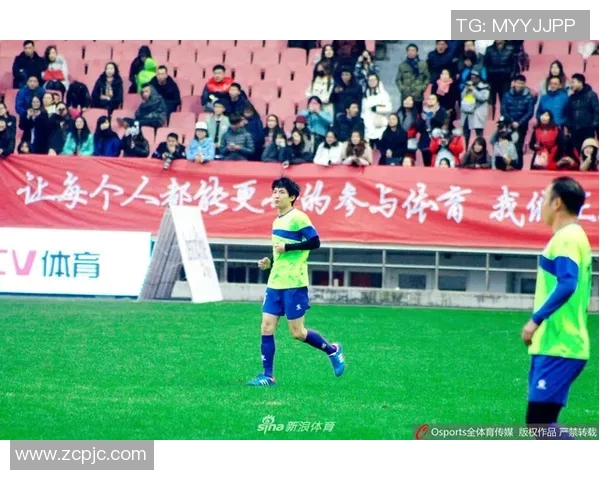 最近关注的足球明星动态与表现分析探讨